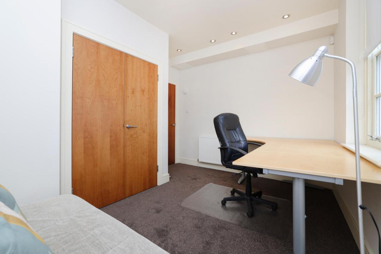 Joivy Spacious 2 Bed,2 Bath Flat, Free Parking And Rooftop Terrace EDI Exterior foto